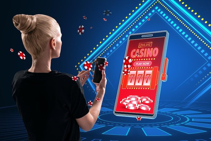 Pengguna membaca bonus harian di ponsel
